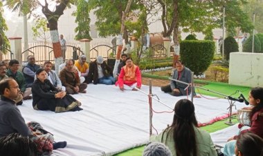 डॉ. गौर की पुण्यतिथि पर भजन प्रस्तुत कर श्रद्धांजलि दी:75वीं पुण्यतिथि पर कुलपति ने समाधि स्थल पर पुष्प अर्पित किए