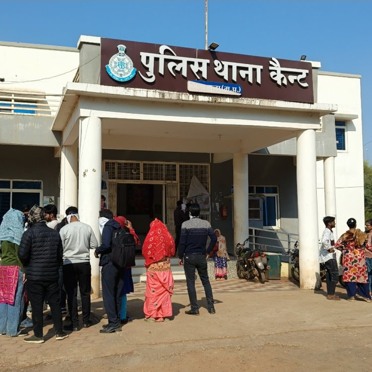 गुना में नागरिकों से करोड़ों का फ्रॉड:दो युवकों ने ज्यादा रिटर्न का भरोसा दिलाकर पैसे जमा कराए; दो दिन पहले ऑफिस बंद कर भागे