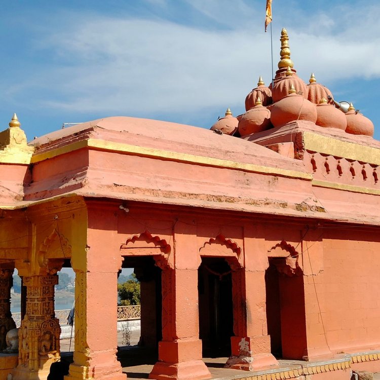 हंडिया के प्राचीन​​​​​​​ रिद्धनाथ मंदिर में चोरी:दान पेटी का ताला तोड़कर हजारों रुपए चुरा ले गया बदमाश; CCTV में कैद हुई घटना