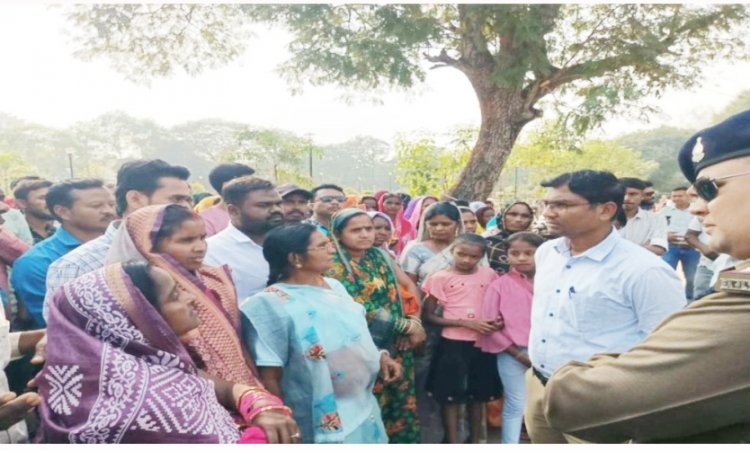 श्मशान घाट के लिए आरक्षित जमीन से कब्जा हटाने की मांग, ग्रामीणों ने कलेक्टोरेट घेरा