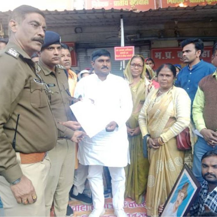 कुशवाहा भवन में आपत्तिजनक वस्तुएं मिलने पर आक्रोश:गर्ल्स हॉस्टल खाली कराने महिला पुरुष जुटे, महिलाओं ने लगाया पथराव का आरोप