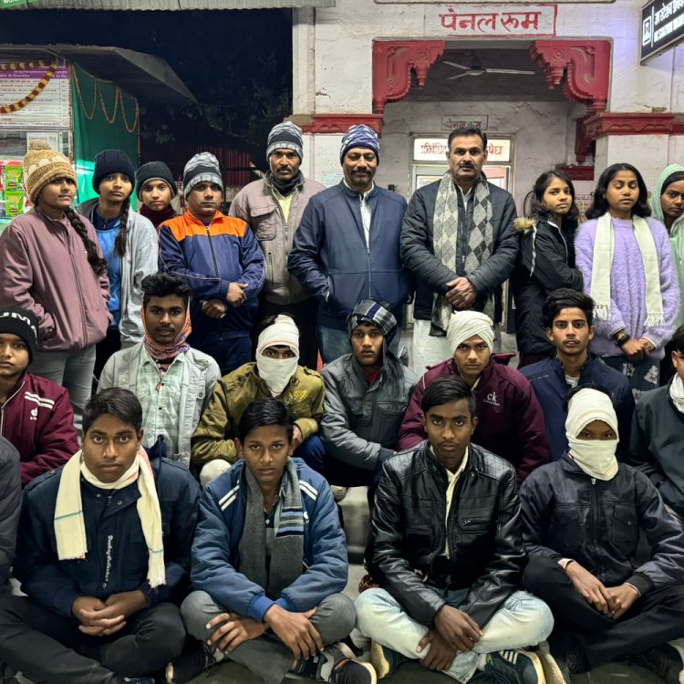 एकल अभियान के विद्यार्थी इंदौर रवाना:संभागीय खेल प्रतियोगिता में लेंगे हिस्सा; 30 से ज्यादा छात्र-छात्राओं को दी खेल सामग्री