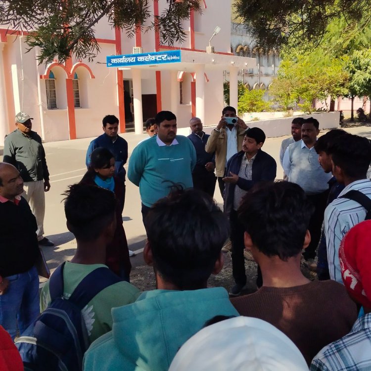 एग्जाम छोड़कर जनसुनवाई में शिकायत करने पहुंचे बच्चे:बोले- प्राचार्य और टीचर्स प्रताड़ित करते है, एसडीएम ने समझाइश देकर भेजा वापस स्कूल