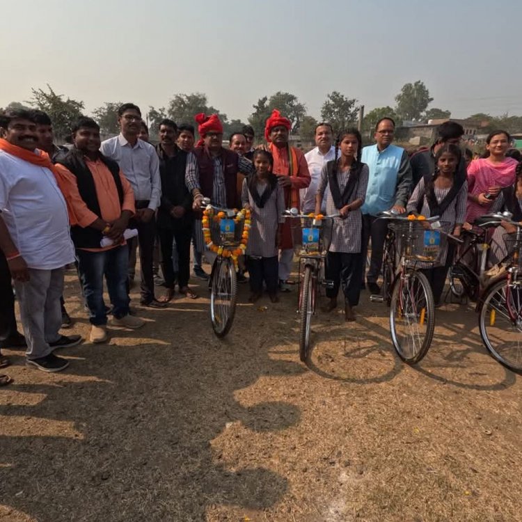 अलीराजपुर में 108 साइकिल वितरित:कैबिनेट मंत्री नागर बोले- छात्राएं बढ़ रहीं लगातार आगे