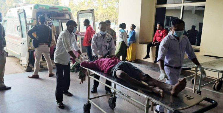 ग्रामीणों से भरी गाड़ी खाई  में, 4 मौतें, 35 घायल