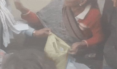 राजगढ़ हाट बाजार में चोर की पिटाई; VIDEO:लोगों ने लात-घूसों से जमकर पिटाई की; वृद्ध महिला से 10 हजार रुपए छीनकर भाग रहा था