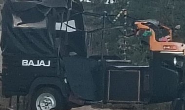 मैहर में ऑटो पलटने से दो श्रद्धालु गंभीर, सतना रेफर:डिवाइडर से टकराने के बाद जूते की लेस बांध रहे शख्स पर पलट गया था ऑटो