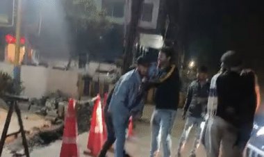 इंदौर में बाइक और कार सवार के बीच विवाद:नशे की हालत में बाइक सवार ने बेल्ट से किया हमला;