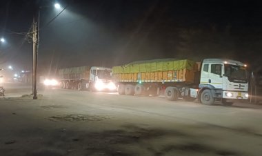 धूल से सनी है पूरी सड़क"नहीं थम रही लोगों की समस्या, बारिश में कीचड़ व पानी और अब धूल से सनी है पूरी सड़क