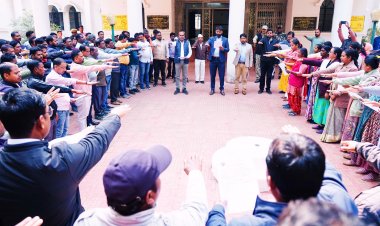 शासकीय कार्यालयों में अधिकारियों और कर्मचारियों ने ली मतदान की शपथ कलेक्टर कार्यालय में कलेक्टर श्री रोहित व्यास ने दिलाई शपथ