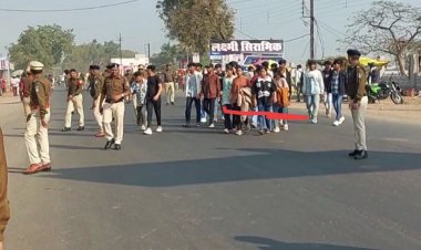 बड़ी खबर: 'प्रिंसिपल हाय हाय..' ध्वजारोह ण कार्यक्रम छोड़कर सड़कों पर उतरे सैकड़ों स्टूडेंट्स"12 किमी चलकर पहुंचे कलेक्टर कार्यालय, एकलव्य विद्यालय की प्रिंसिपल को ..... पढ़िए पूरी खबर