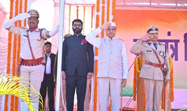 जशपुर: वाणिज्य एवं उद्योग, श्रम मंत्री श्री लखन लाल देवांगन ने जशपुर में राष्ट्रीय ध्वज फहराया और परेड की सलामी ली"36 विभाग के उत्कृष्ट कार्य करने वाले अधिकारी-कर्मचारियों को किया गया सम्मानित झांकी में प्रथम स्थान पुलिस विभाग....