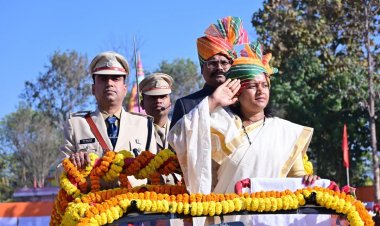 रायपुर : मंत्री श्रीमती राजवाड़े ने बलरामपुर में फहराया राष्ट्रीय ध्वज  ' उत्कृष्ट सेवाओं के लिए 52 अधिकारी-कर्मचारी हुए सम्मानित