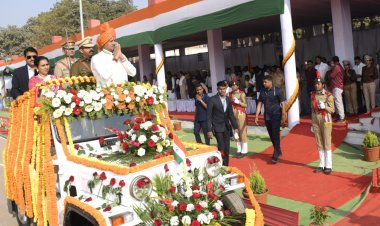 रायपुर : धमतरी में सांसद श्री बृजमोहन अग्रवाल ने फहराया राष्ट्रीय ध्वज "गणतंत्र दिवस समारोह में शहीद जवानों के परिजन हुए सम्मानित