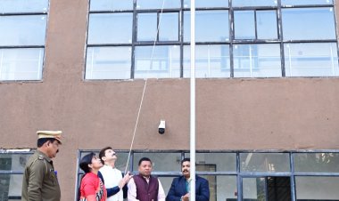 रायपुर : गणतंत्र दिवस : इंद्रावती भवन में आयुक्त डॉ. शुक्ला ने राष्ट्रीय ध्वज फहराया   