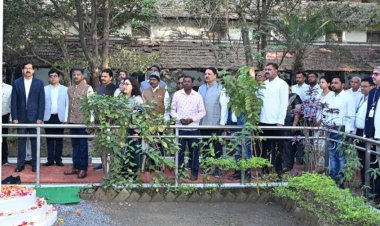 रायपुर : जनसम्पर्क संचालनालय में आयुक्त डॉ. मित्तल ने फहराया राष्ट्रीय ध्वज...