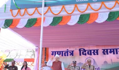 रायपुर : दुर्ग में विधान सभा अध्यक्ष डॉ. रमन सिंह ने राष्ट्रीय ध्वज फहराया            