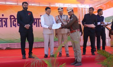 JASHPUR POLICE: यातायात जागरूकता से संबंधित झांकी पहली बार निकाला, मिला प्रथम स्थान"ऑपरेशन शंखनाद" एवं "ऑपरेशन मुस्कान" के सफल क्रियान्वयन में अतिरिक्त पुलिस अधीक्षक अनिल सोनी मुख्य अतिथि के हाथों हुये सम्मानित....