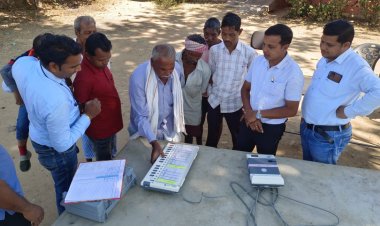 जशपुर: नगर पंचायत आम निर्वाचन 2025  नगर पंचायतों के वार्डों में ईवीएम का प्रदर्शन करके लोगों मतदान के लिए किया जा रहा जागरूक