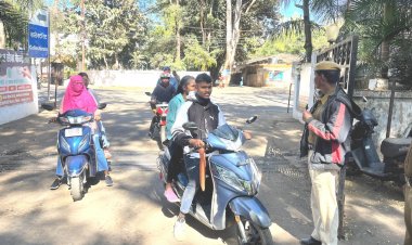 जशपुर: कार्यालय में कार्यरत कर्मचारियों के आवगमन पर रखी जा रही कड़ी नजर  कलेक्टोरेट कार्यालय में सीट बेल्ट और हेल्मेंट नहीं लगाकर आने वाले कर्मचारियों को दी गई समझाइश