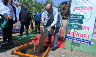 रायपुर : राज्यपाल श्री डेका ने ‘एक पेड़ मां के नाम‘ किया वृक्षारोपण