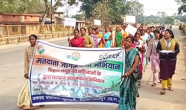 जशपुर: मतदाता जागरूकता अभियान कंडोरा में  बिहान दीदियों ने लोगों को मतदान के लिए किया जागरूक