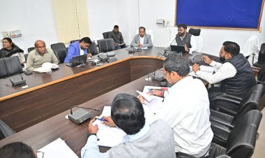 कलेक्टर ने अधिकारियों को लंबित प्रकरणों का निराकरण गंभीरता से करने के दिए निर्देश "स्कूल-कॉलेज से 100 मीटर के दायरे में मादक पदार्थ का विक्रय प्रतिबंधित