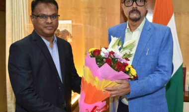 रायपुर:राज्यपाल श्री रमेन डेका से राजभवन में राज्यपाल के नव नियुक्त सचिव डॉ. श्री सी. आर प्रसन्ना ने की भेंट...