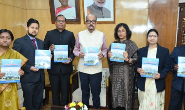 रायपुर : राज्यपाल श्री डेका को लोक सेवा आयोग की कार्यवाहक अध्यक्ष सुश्री शांडिल्य ने वार्षिक प्रतिवेदन सौंपा