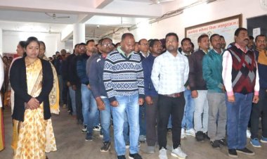 जशपुर: शहीदों की स्मृति में शासकीय कार्यालयों में किया गया 2 मिनट का मौन धारण ’कलेक्टर श्री रोहित व्यास सहित अधिकारियों और कर्मचारियों ने मौन धारण कर शहीदों किया नमन