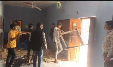 धमतरी में टिकट वितरण को लेकर भाजपा कार्यालय में हुआ जमकर हंगामा...... नाराज कार्यकर्ताओं ने कुर्सी टेबल तोड़ फोड़ कर आग भी लगा दिया.