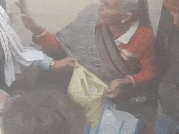 राजगढ़ हाट बाजार में चोर की पिटाई; VIDEO:लोगों ने लात-घूसों से जमकर पिटाई की; वृद्ध महिला से 10 हजार रुपए छीनकर भाग रहा था