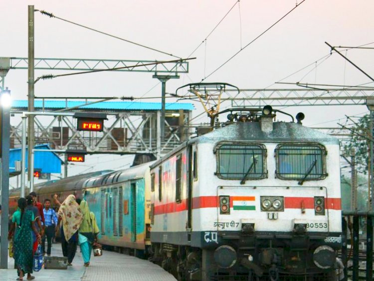 दिल्ली के कोहरे से ट्रेनों के रफ्तार पर लगा ब्रेक