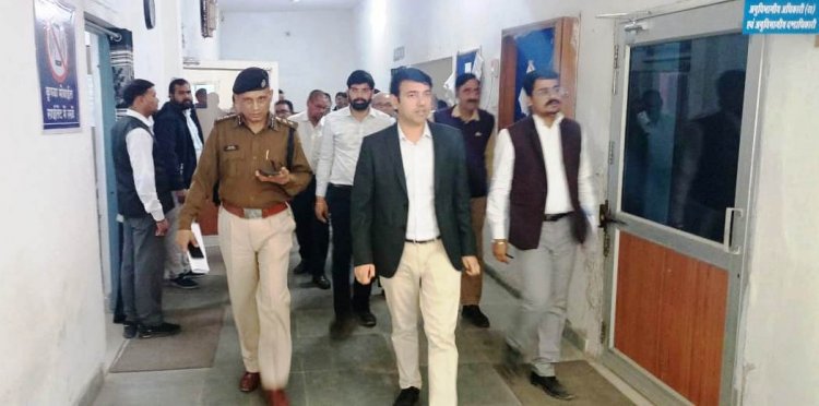 कलेक्टर एवं एसपी ने किया स्ट्राँग रूम का निरीक्षण एवं नाम निर्देशन की तैयारियों का लिया जायजा*  *निर्वाचन की तैयारियों के संबंध में अधिकारियों को दिए दिशा-निर्देश