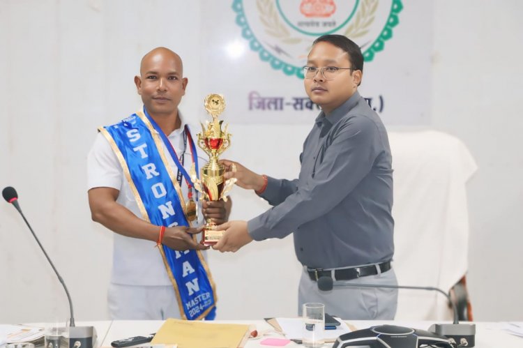 कलेक्टर ने पावरलिफ्टर गुरुवचन को पावर लिफ्टिंग प्रतियोगिता में गोल्ड मेडल जीतने पर किया सम्मानित