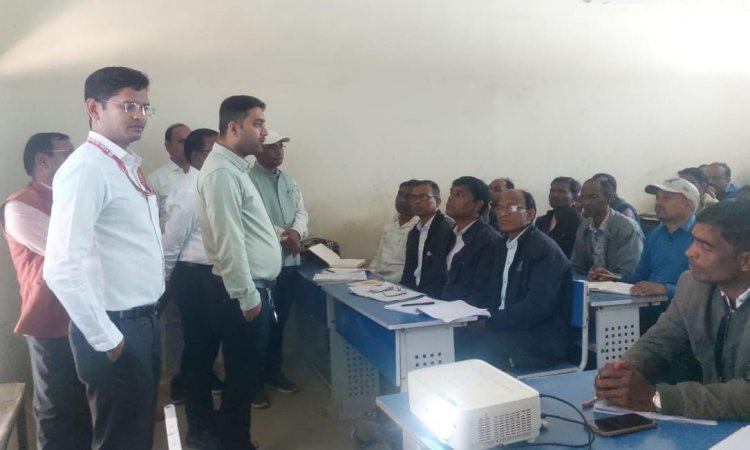 जशपुर: पंचायत निर्वाचन हेतु मतदान अधिकारियों को दिया गया प्रशिक्षण