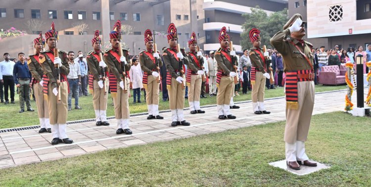 रायपुर : गणतंत्र दिवस पर मंत्रालय में फहराया गया राष्ट्रीय ध्वज