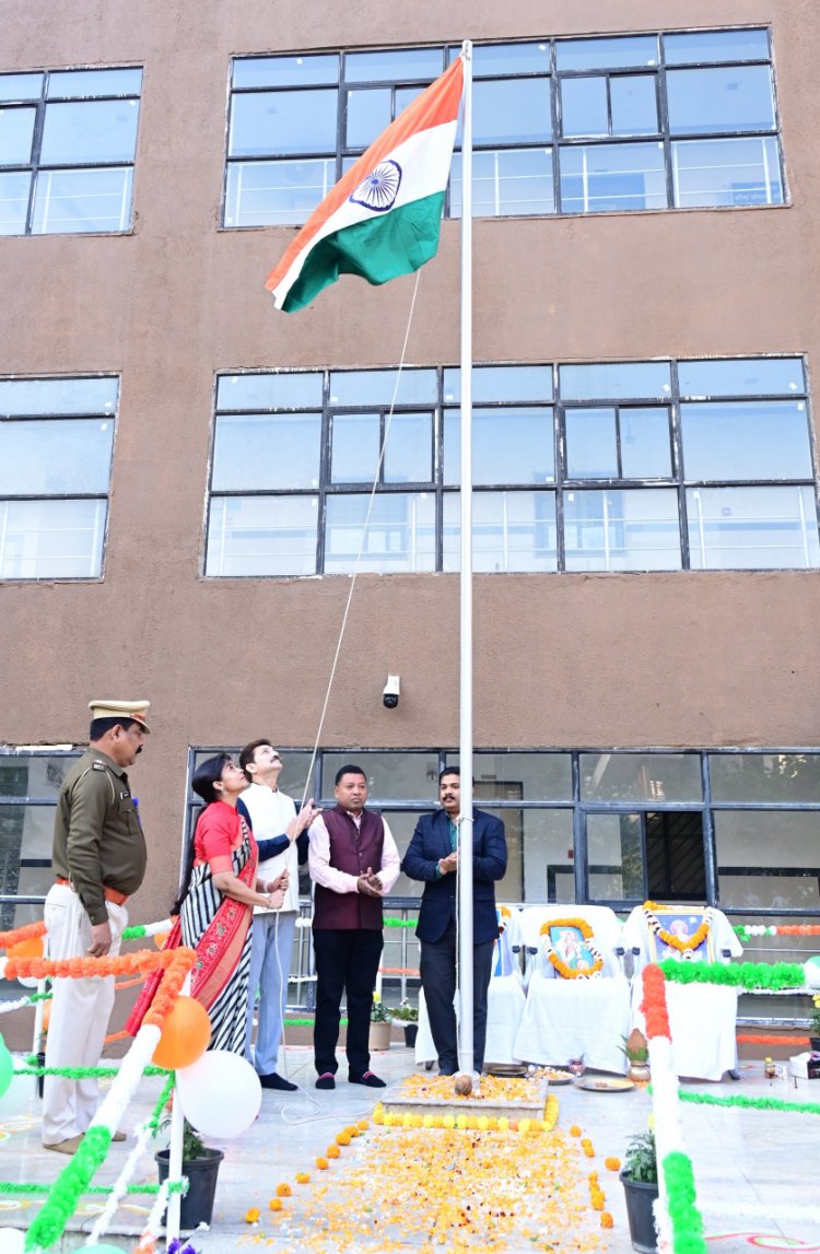 रायपुर : गणतंत्र दिवस : इंद्रावती भवन में आयुक्त डॉ. शुक्ला ने राष्ट्रीय ध्वज फहराया   