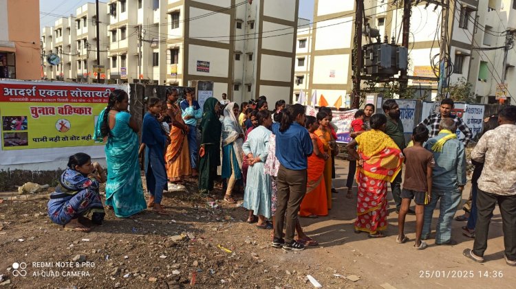 राजधानी रायपुर के पीएम आवास हितग्राहियों का फूटा गुस्सा,पोस्टर लगाकर किया चुनाव का बहिष्कार,हितग्राहियों ने सरकार पर लगाए गंभीर आरोप,