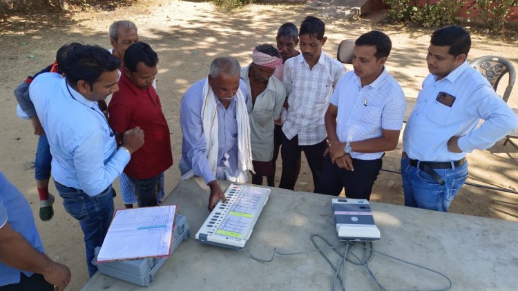 जशपुर: नगर पंचायत आम निर्वाचन 2025  नगर पंचायतों के वार्डों में ईवीएम का प्रदर्शन करके लोगों मतदान के लिए किया जा रहा जागरूक