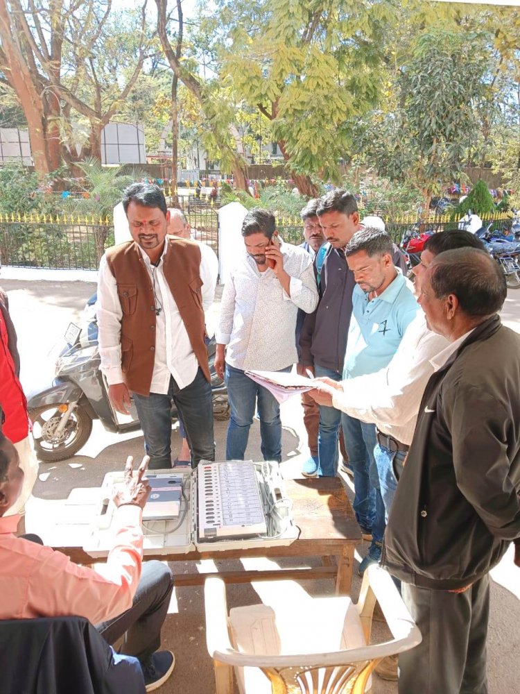 जशपुर: जाबो कार्यक्रम के तहत लोगों को अपने मताधिकार का उपयोग करने किया जा रहा जागरूक "अभियान चलाकर जशपुर के शहरी वार्डों में ईवीएम मशीन की दी जा रही जानकारी