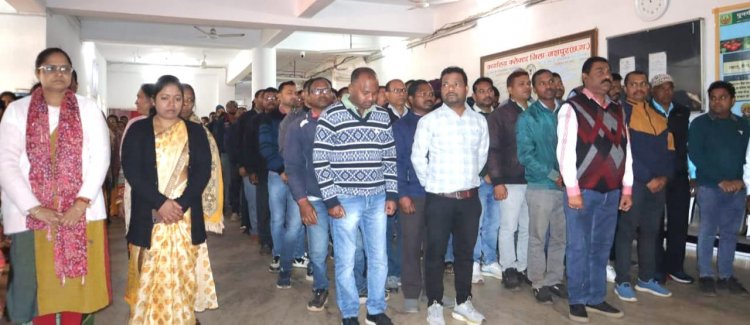 जशपुर: शहीदों की स्मृति में शासकीय कार्यालयों में किया गया 2 मिनट का मौन धारण ’कलेक्टर श्री रोहित व्यास सहित अधिकारियों और कर्मचारियों ने मौन धारण कर शहीदों किया नमन