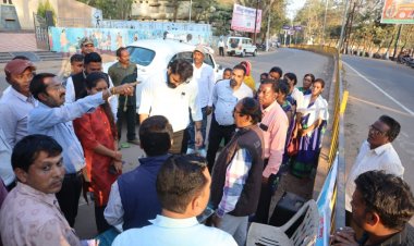 जशपुर: ई. व्ही. एम. द्वारा मतदान प्रक्रिया के प्रदर्शन का कलेक्टर श्री रोहित व्यास ने लिया जायजा"मतदाताओं से मतदान करने की अपील की, मतदान जागरूकता कार्यक्रम जाबो के तहत मतदाताओं को किया जा रहा है जागरूक