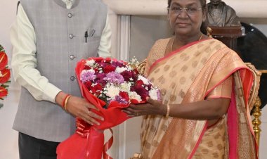 रायपुर : राष्ट्रपति श्रीमती मुर्मु से राज्यपाल श्री डेका ने सौजन्य भेंट की