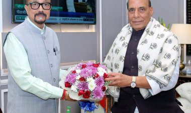 रायपुर: भारत के रक्षा मंत्री श्री सिंह से राज्यपाल श्री डेका ने सौजन्य भेंट की