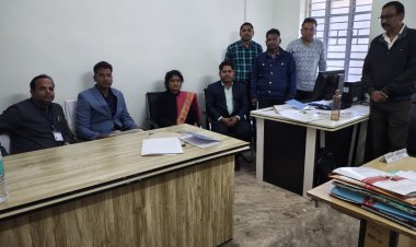 जशपुर: निर्वाचन प्रेक्षक सुनील कुमार चंद्रवंशी और व्यय प्रेक्षक नंदकिशोर चक्रधारी ने निर्वाचन व्यय लेखा पंजी की जांच