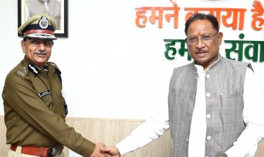 रायपुर: मुख्यमंत्री श्री विष्णुदेव साय से नवनियुक्त पुलिस महानिदेशक श्री अरुण देव गौतम ने की सौजन्य भेंट