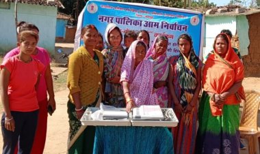 जशपुर: मतदाता जागरूकता अभियान के तहत लोगों की दी जा रही जानकारी