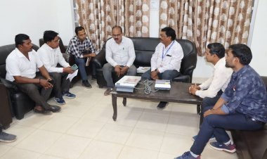 मीडिया प्रतिनिधियों और कलेक्टर कार्यालय के अधिकारियों कर्मचारियों को ईव्हीएम और निर्वाचन प्रक्रिया की दी गई विस्तार से जानकारी*