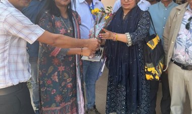 जशपुर:पत्थलगांव के मतदान दलों को पुष्प गुच्छ भेंट देकर किया गया रवाना मतदान केंद्रों में सुरक्षा के पुख्ता इंतजाम किए गए